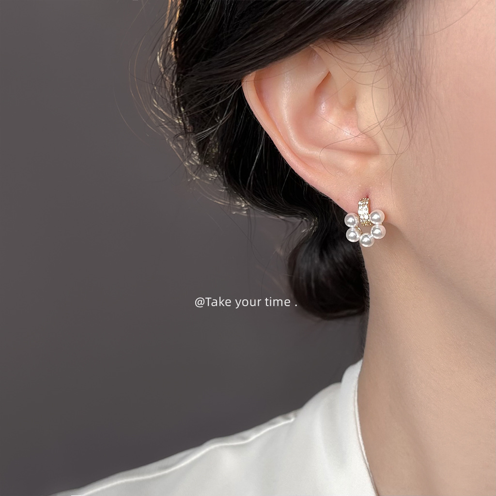 Cubic Zirconia And Pearl Stud Earrings For Everyday Elegance_voghion.com