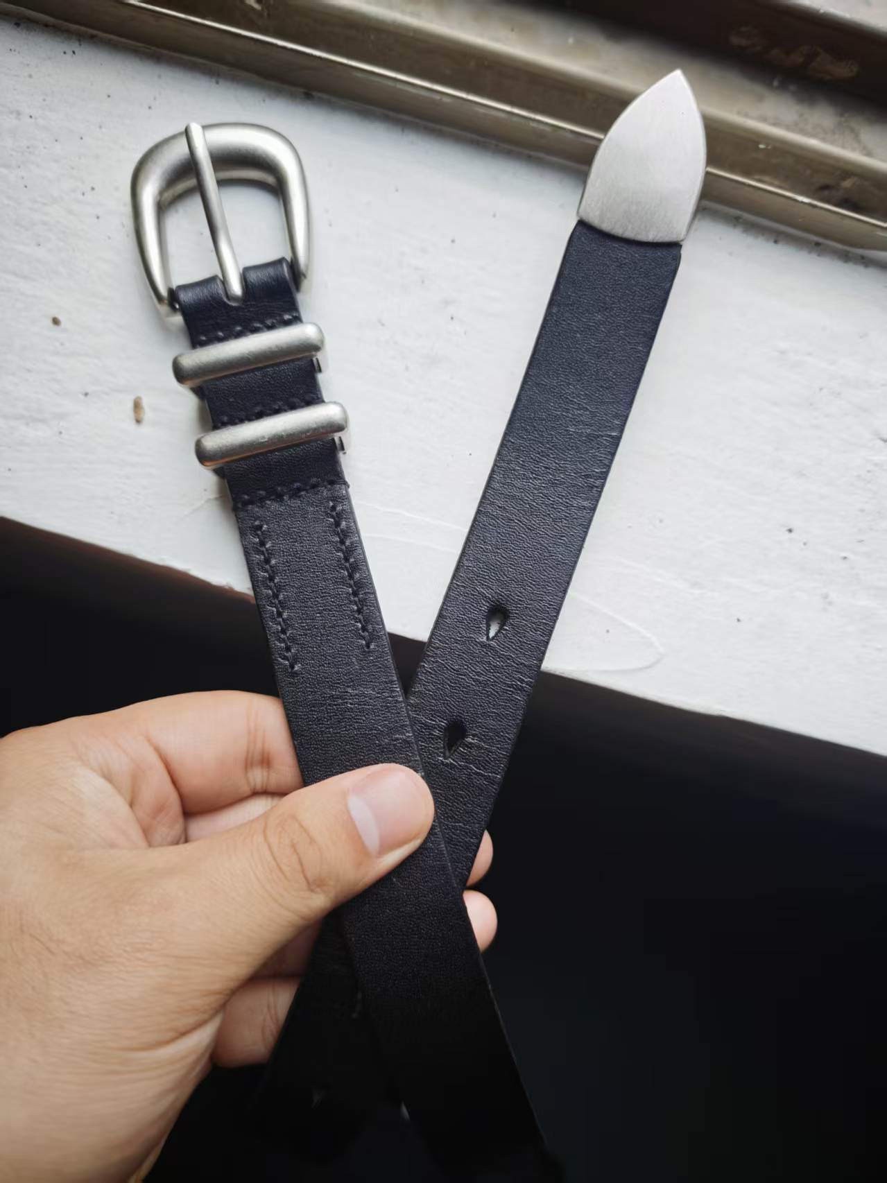 Men's belt made from top-layer pure cowhide with simple silver buckle, premium genuine leather belt, fashionable and stylish unisex waist belt.