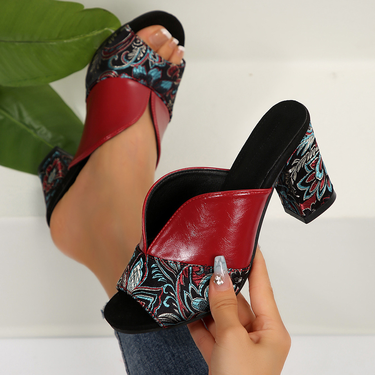 국경을 넘나드는 2025년 새로운 여름 스타일 피쉬 입 뒷면이 빈 유럽과 미국 스타일의 웨지 힐 패셔너블한 대형 여성용 하이힐 샌들