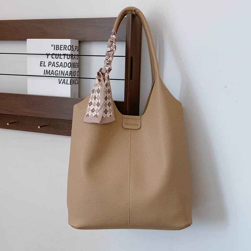 Bolsa de cubo de gran capacidad para mujeres otoño / invierno 2024 nuevo estilo simple bolso de hombro retro de alta calidad bolso de brazo