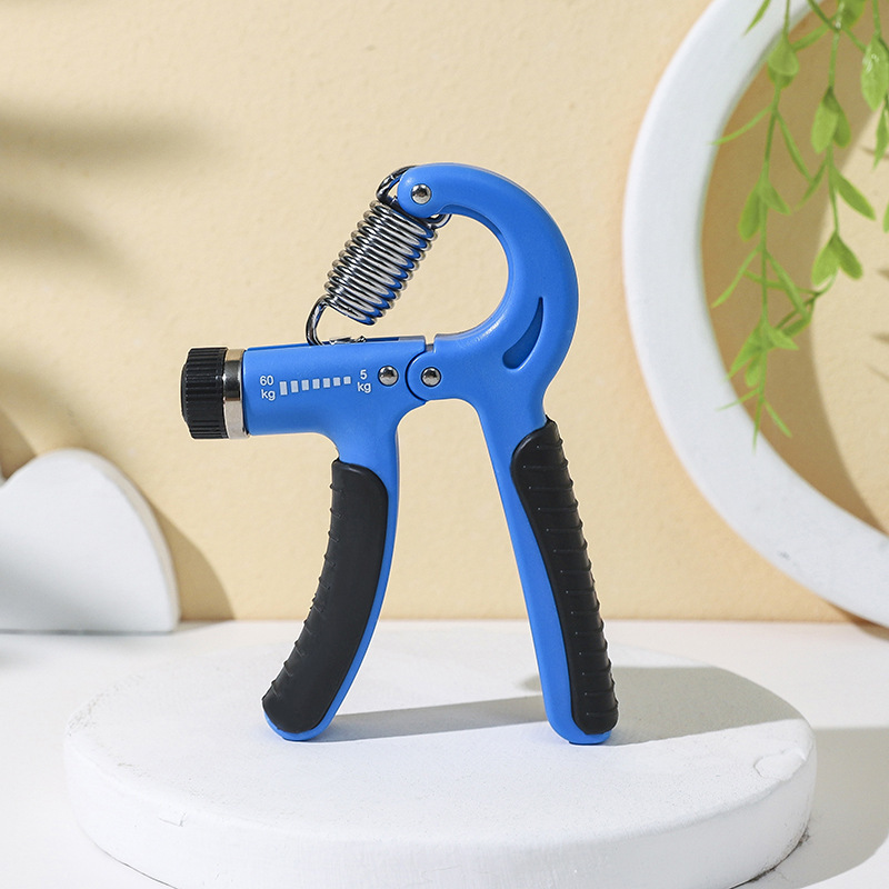 握力器は腕の男性の専門力のフィットネスの器材を練習します。|undefined