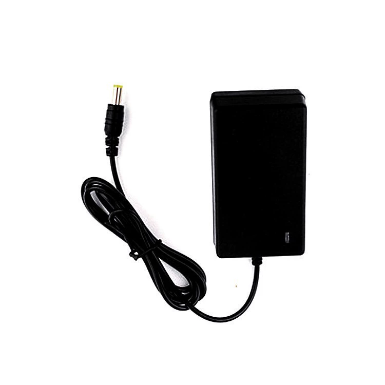 Зарядное устройство для аккумулятора 6V/12V универсальное, несколько выходных токов 700–2000 мА, компактный размер 85×50×30 мм