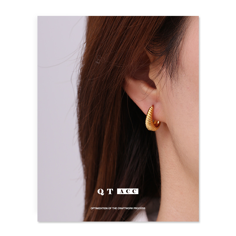 Cuerpo de bronce dorado de moda moda temperamento exquisito círculo de orejas diarias pendientes de orejas de mujer chapado de color