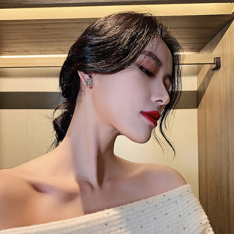 Fashion petal simple earrings