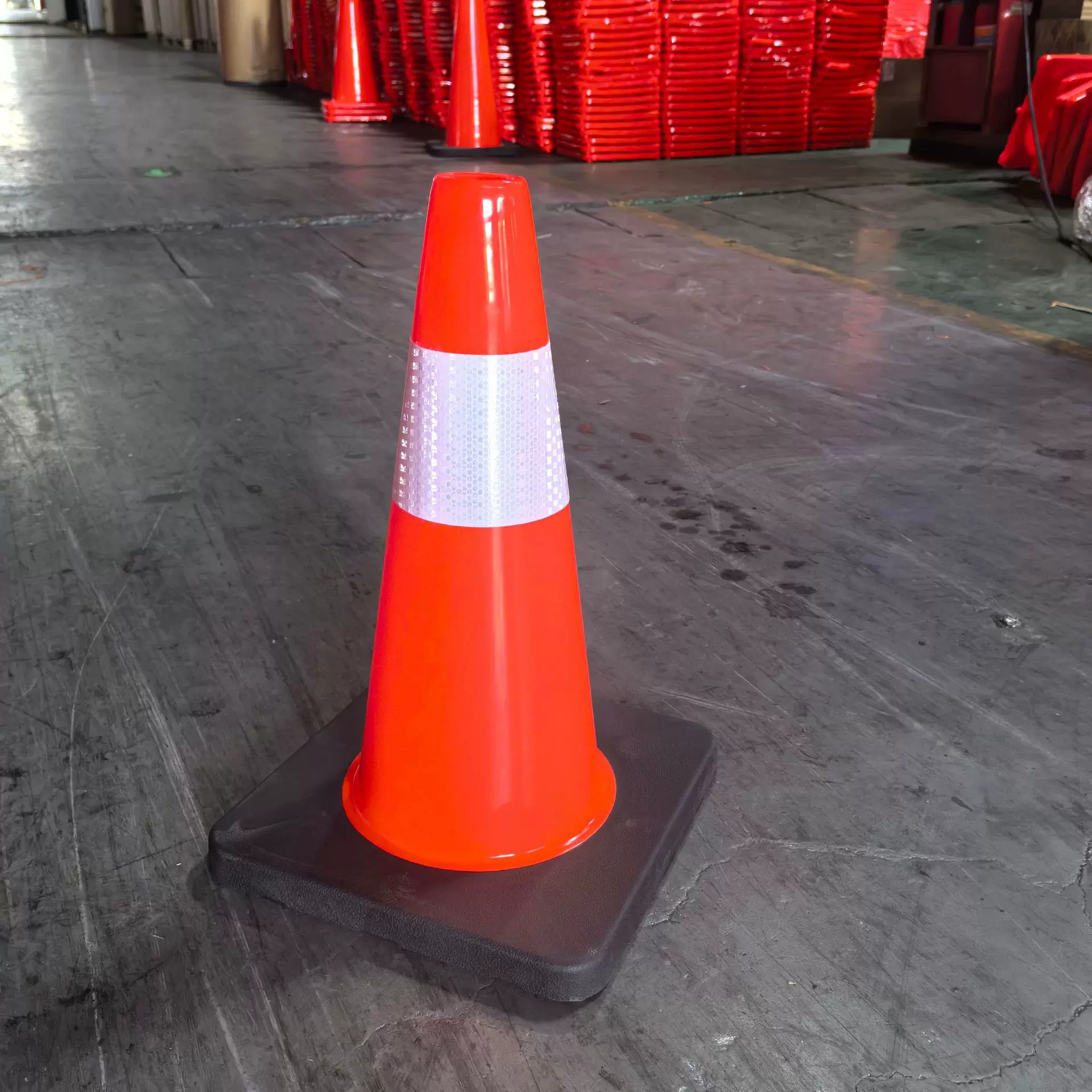 厂家批发45cmpvc黑底路锥反光锥安全警示路障塑料雪糕筒交通防撞