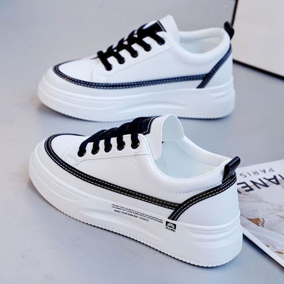 Versión coreana de las zapatillas de deporte de diseño de nicho de ocio para estudiantes, de moda 2024, nuevo estilo Harajuku, estilo de Hong Kong, zapatillas de deporte de fondo plano para mujer