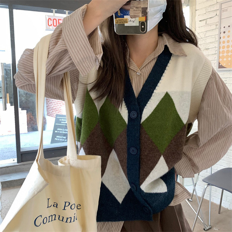 Demi-season knitted cardigan sleevless