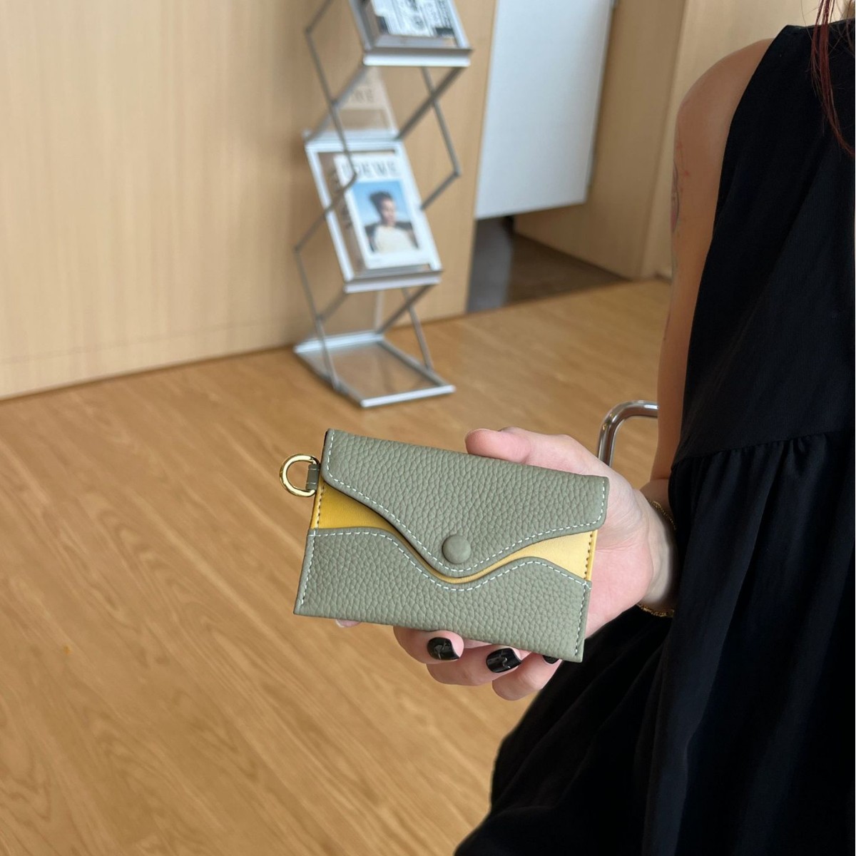 本革ホルターネックカードホルダーカラーマッチングシンプル名刺ホルダードキュメントバッグ口紅バッグヘッドフォンバッグ絶妙なバッグ女性のハイエンド
