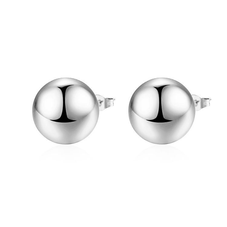 Moda europea y americana alta sensación de aretes huecos de acero inoxidable bolas de lujo ligero para mujeres chapado 18K orejas de oro al por mayor