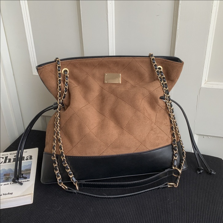 Bolsa de cadena de diamante transfronteriza retro bolso de cubo de agua mujer otoño y invierno 2025 nuevo empalme mochila de hombro de viaje