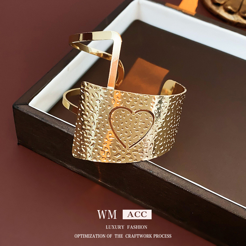 Europa y América plisada redonda abierta pulsera de metal estilo frío pulsera personalizada luz lujo alto sentido pulsera fábrica al por mayor