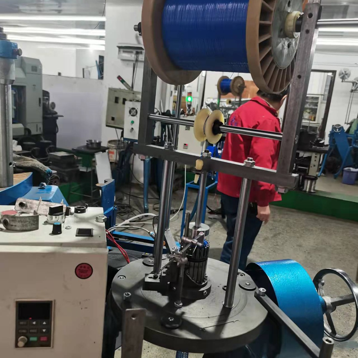 厂家供应全自动汽车消声器蓝扁丝PP网针织机