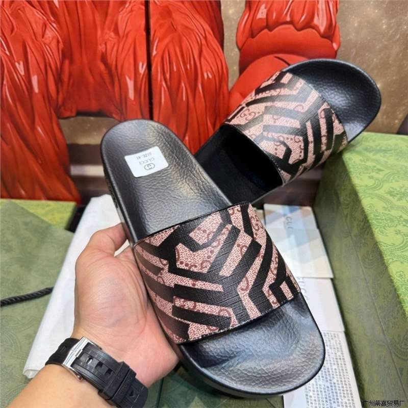 Zapatillas de pareja de moda europea y americana para hombres y mujeres, ropa exterior coreana, moda de personalidad universal, zapatillas frías caseras caseras ociosas.