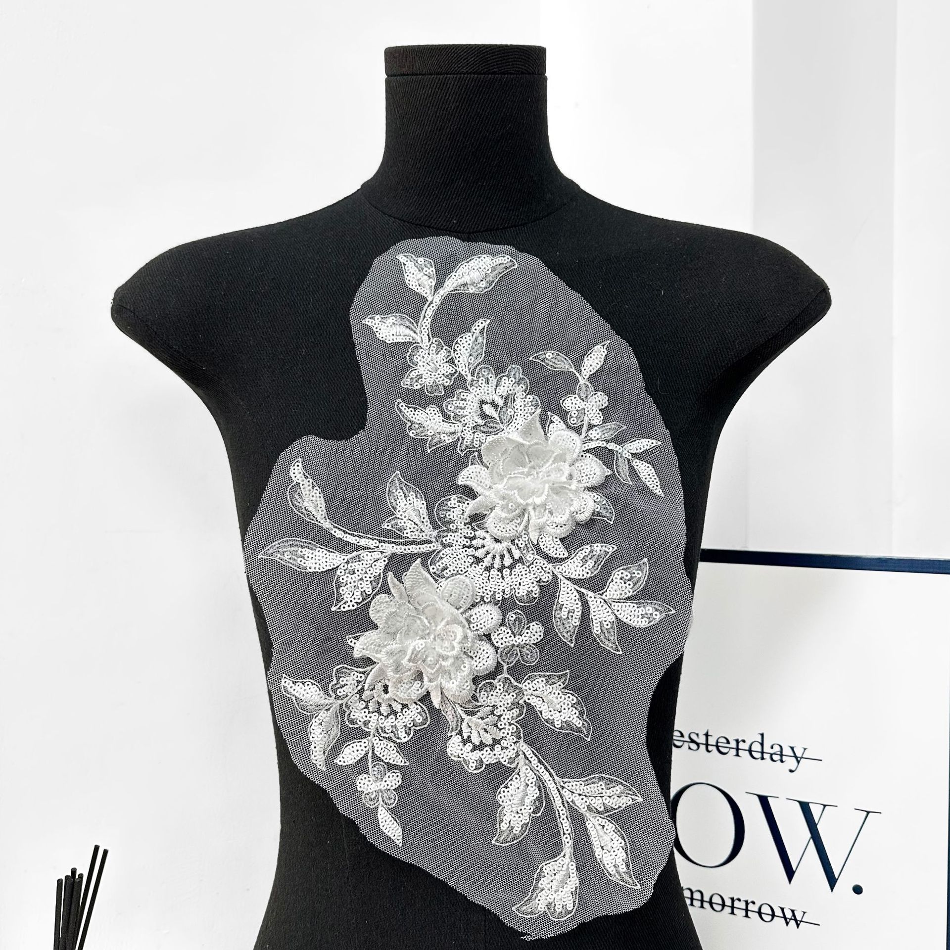 Sequinilla negra bordada tridimensional tela de encaje pegatinas flores patrón de hojas DIY accesorios de ropa parches pegatinas al por mayor