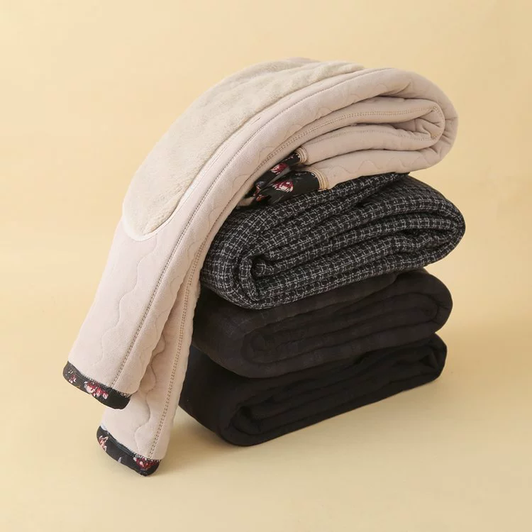 Мама надела толстую талию и наколенники осенью и зимой