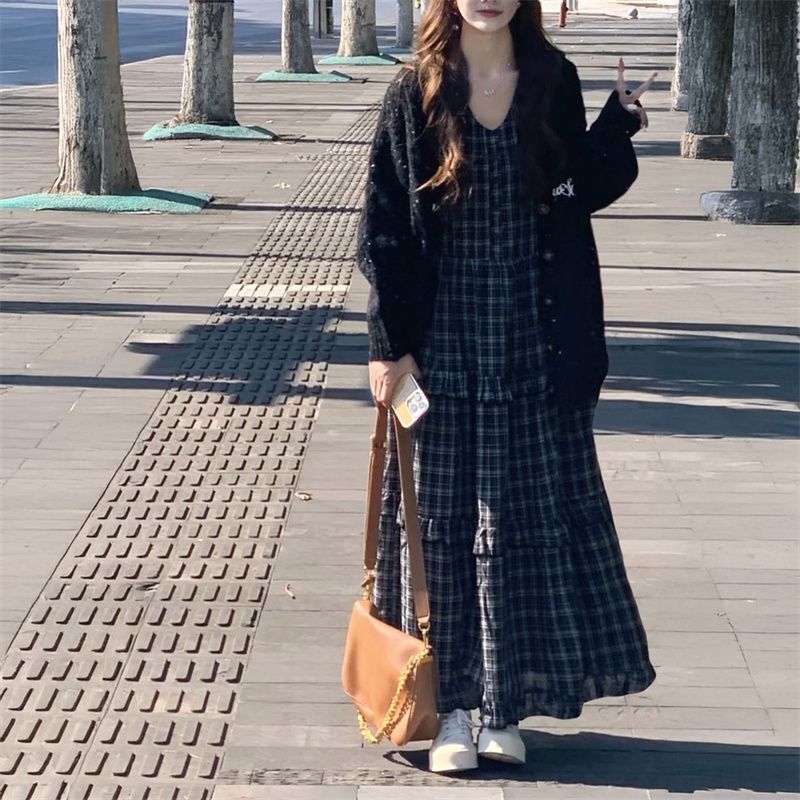 2025秋季新款一整套穿搭宽松格纹高腰连衣裙女+黑色针织开衫毛衣|undefined