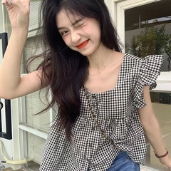 フランスの格子の小さい飛袖のシャツの女性の夏の新型のデザイン感の小さい大衆のシャツのゆったりしている百合の小さい背の上着