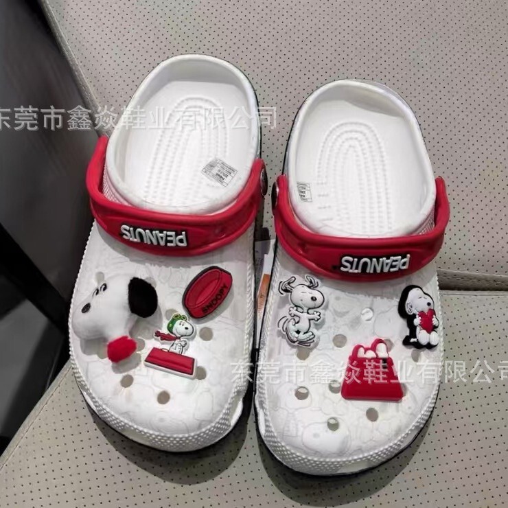 Cross Second-Generation Snoopy Clogs for Men, Women, and Children, Closed-Toe Non-Slip Sandals, Beach Shoes Wholesale
