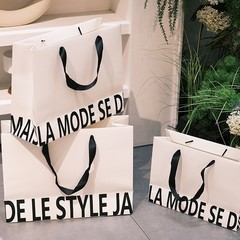 在庫ありシンプルな白い英語ハンドバッグ男性と女性の衣料品店ユニバーサルファッションショッピングハンドヘルド紙袋ギフトバッグ