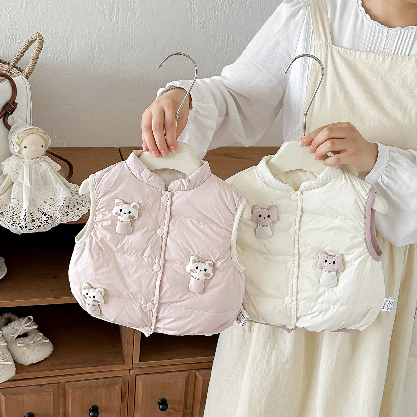 Girls' lightweight down vest, autumn/winter 2026 collection, baby white duck down clothing, infant autumn/winter warm vest