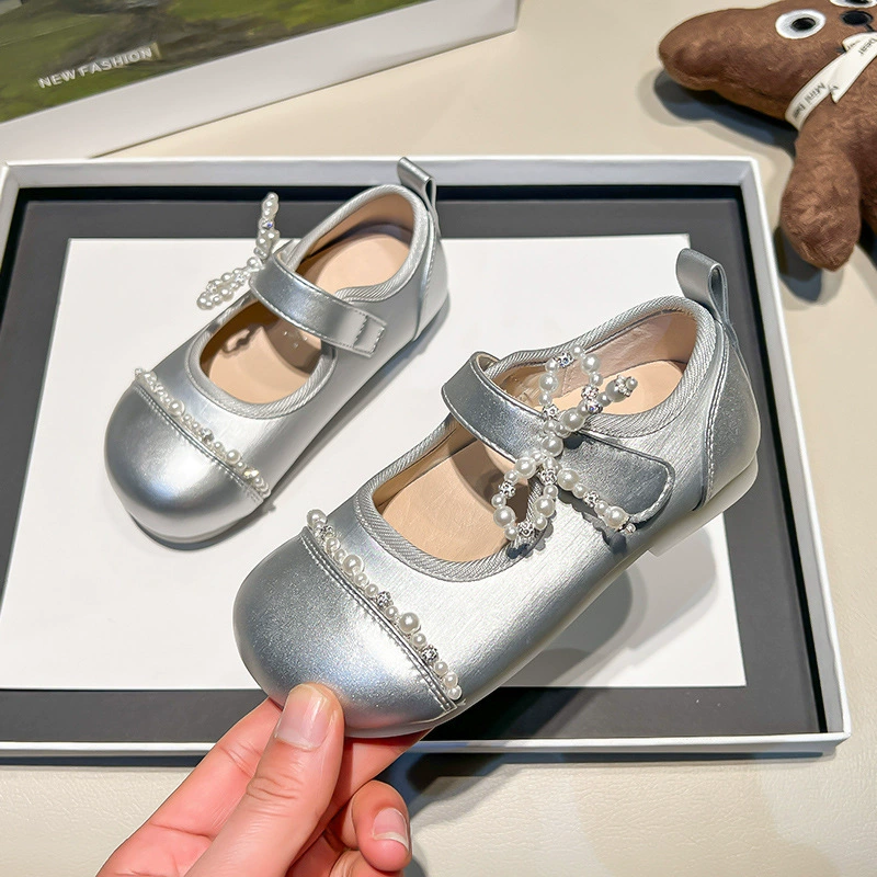 Кожаные туфли для девочек серебряные кроссовки принцессы 2025 весна и осень новые детские одиночные туфли на мягкой подошве модные одиночные туфли для оптовой продажи