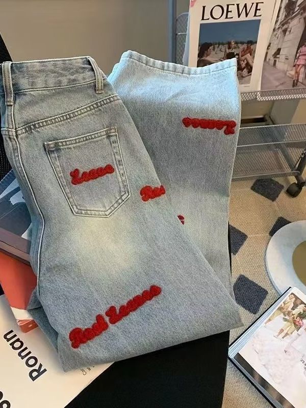 アメリカの高街のレトロな水色の高腰のストレートジーンズの女性は刺繍のデザイン感があります。|undefined
