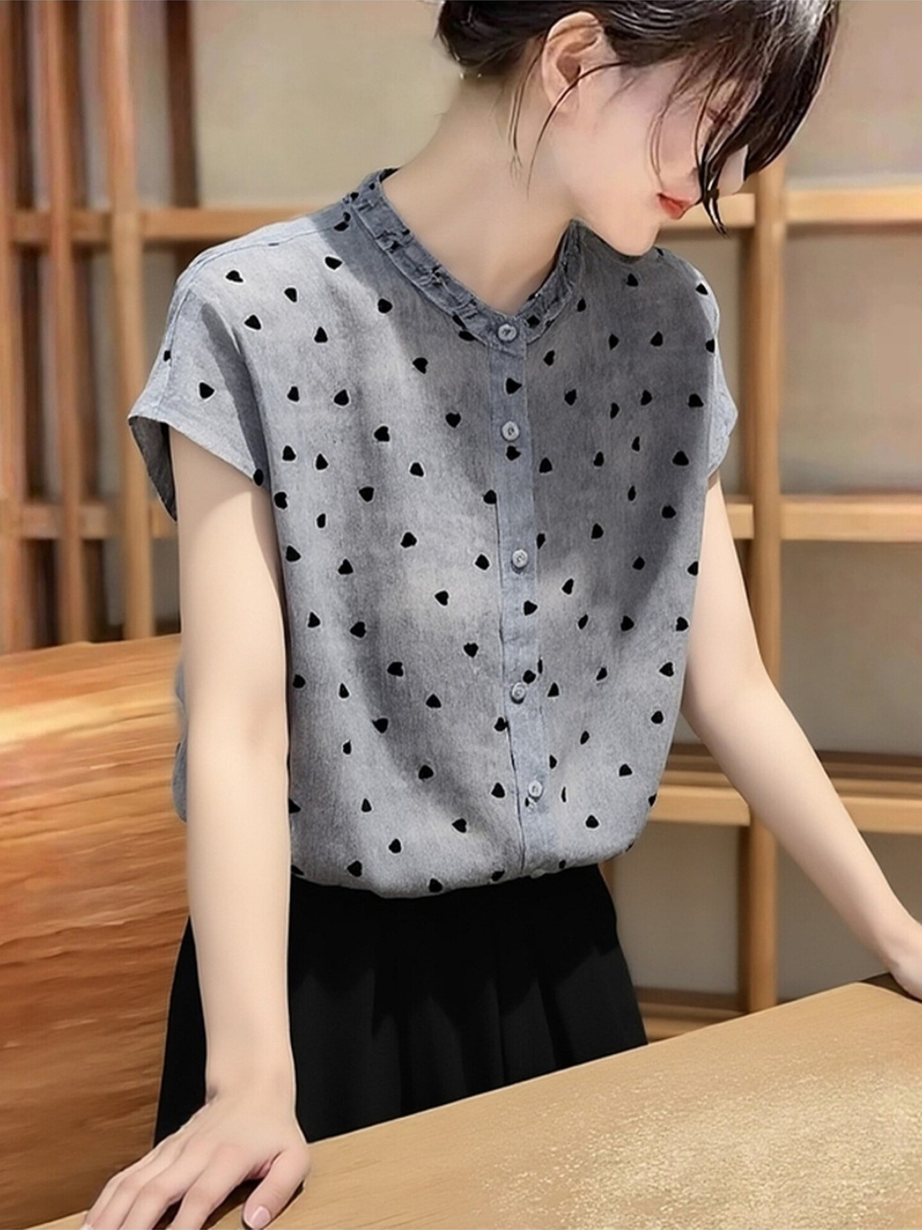 Áo sơ mi ngắn tay nữ họa tiết chấm bi phong cách Pháp, dáng rộng thoải mái — Điểm sóng xám