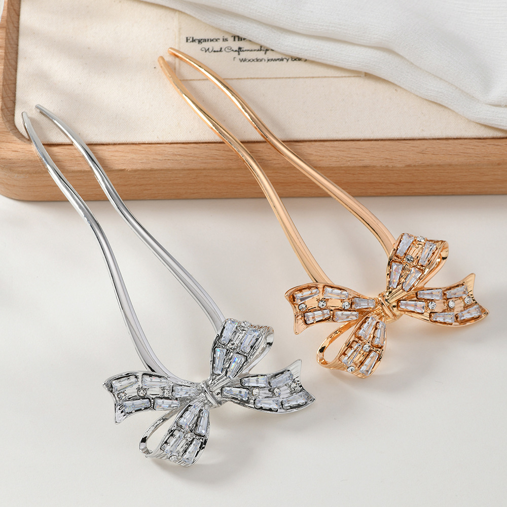 Nuevo estilo chino en forma de U arco pinzas de cabello de alto nivel pinzas de sensación de estilo antiguo flujo de fresa paso agitar flores incrustadas con diamantes pinzas de cabello mariposa