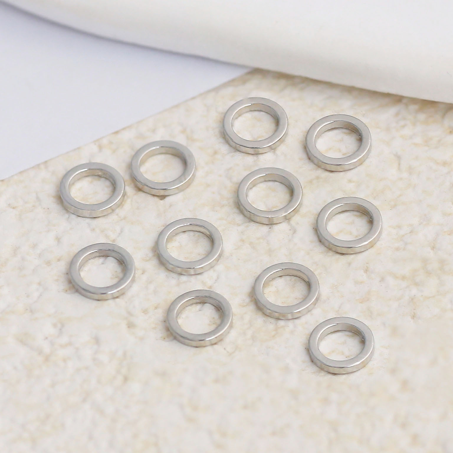 White gold electroplated color-preserving closed ring 8mm