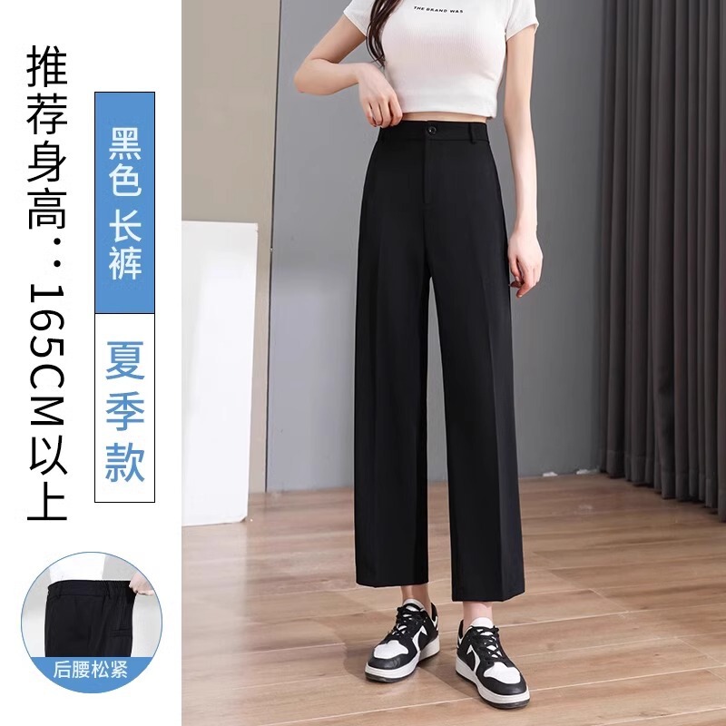黒いスーツのズボンの女性のペンダント感があります。|undefined