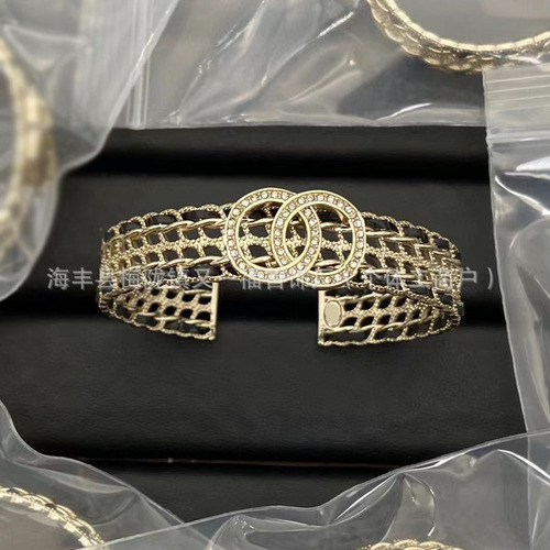 Xiang's new double C letter diamond inlaid leather small Chanel style bracelet retro fashion versatile high-end Xiang Nai Nai bracelet 