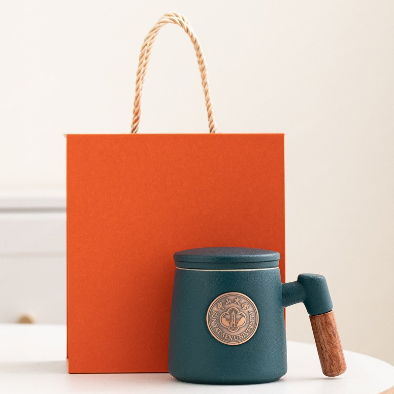 Taza de cerámica famosa escuela taza de filtro taza de marca taza de metal bronce relieve impresión LOGO taza de agua taza con tapa caja de regalo