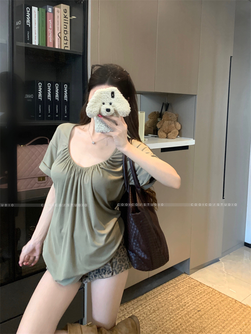여성을위한 주름 U 넥 디자인 반팔 티셔츠 여름 2025 새로운 캐주얼 루즈 슬리밍 단순 인터넷 연예인 탑 트렌디