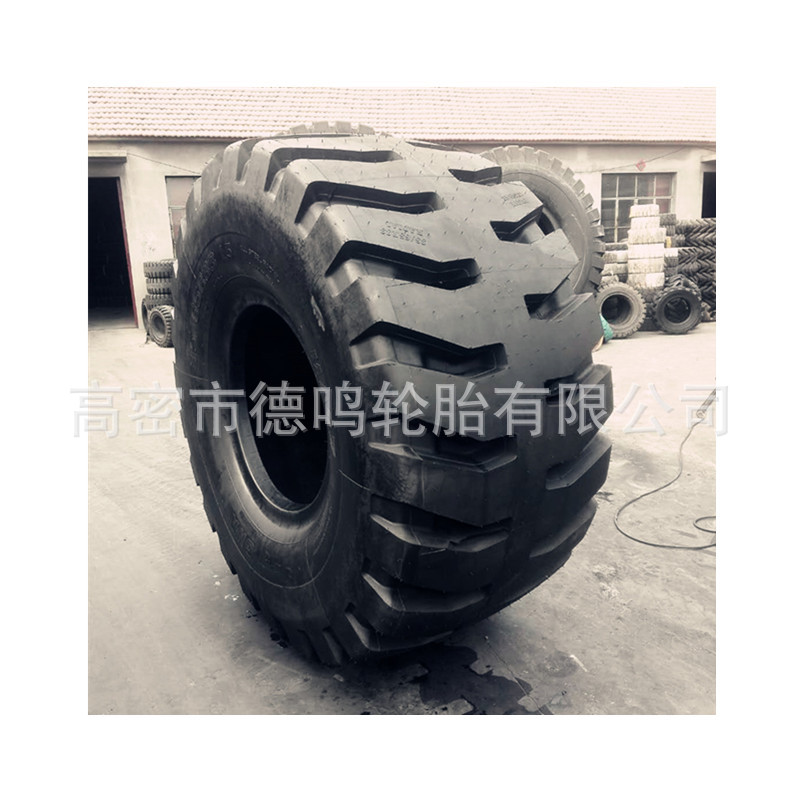 Los fabricantes suministran neumáticos de maquinaria de ingeniería de acero 35/65R33 en forma especial neumático de camión volquete