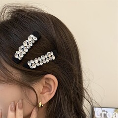 軽くて豪華な大衆の気質が輝いています。前髪を挟んで額をつぶします。