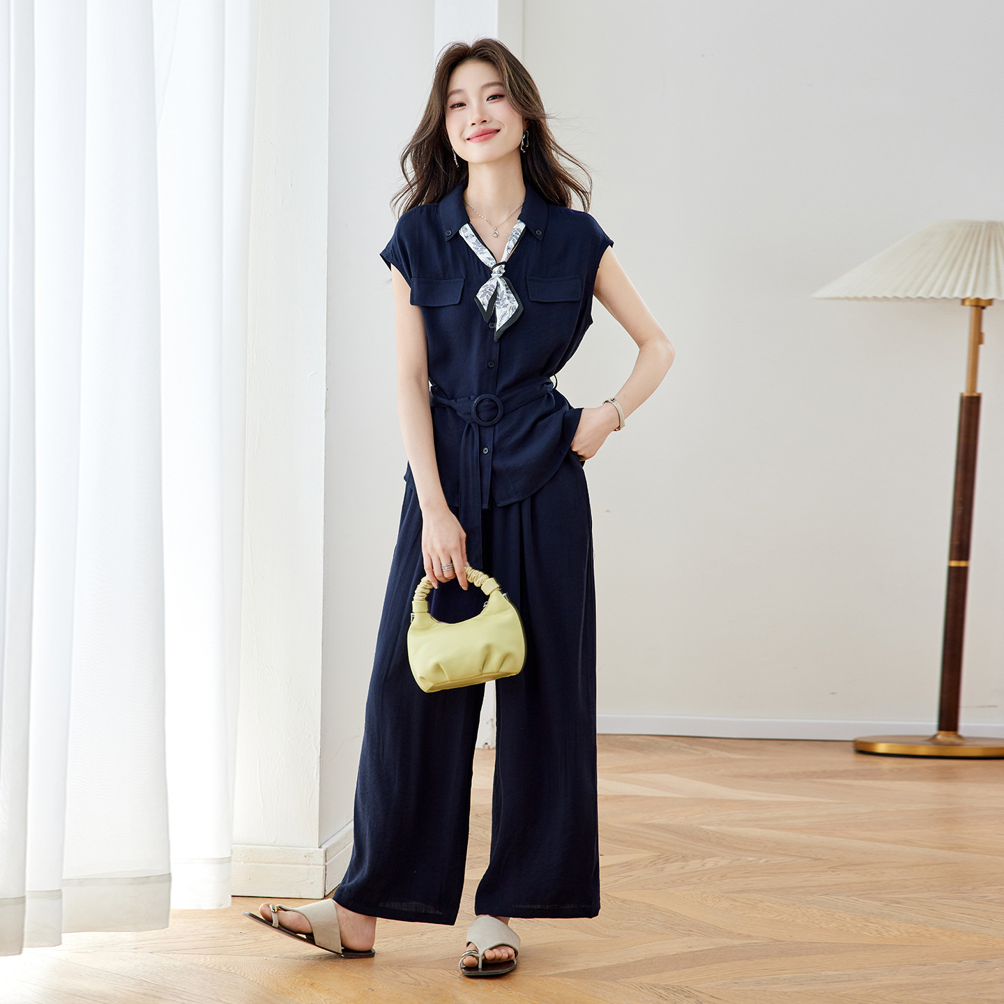 Bộ quần áo không tay nữ cổ V eo thắt, quần ống rộng cạp cao hai mảnh MZ2705 — Xanh lông mòng đen, màu trắng ngà