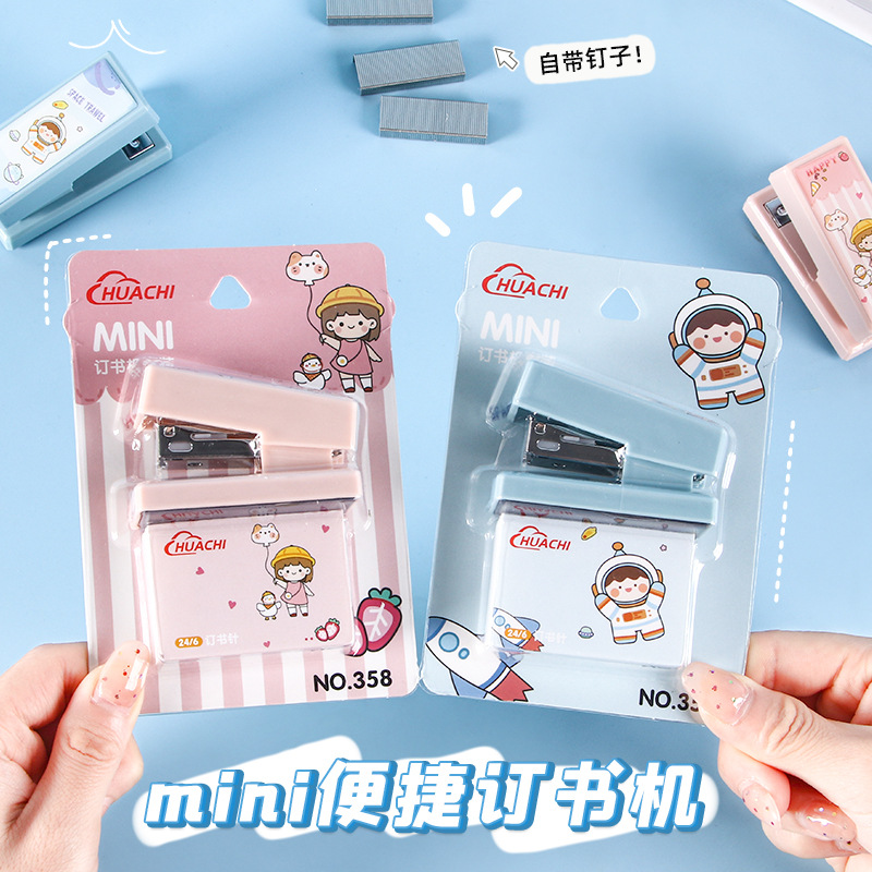 Mini grapadora de dibujos animados tamaño pequeño traje lindo estudiante papelería suministros multifuncional máquina de encuadernación grapadora al por mayor