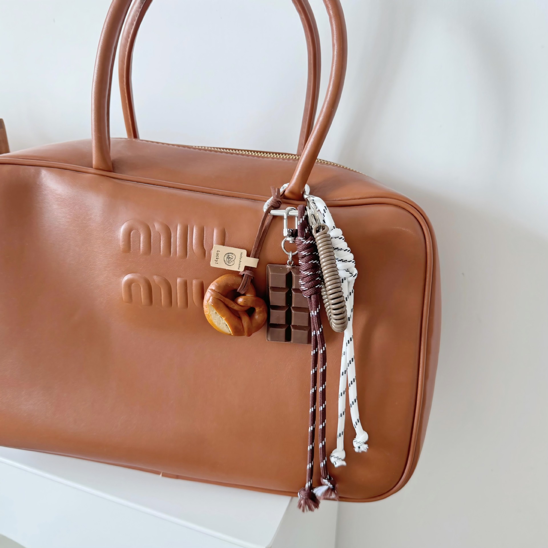 Alkaline water knot bread chocolate brown and white rope (silver love buckle)