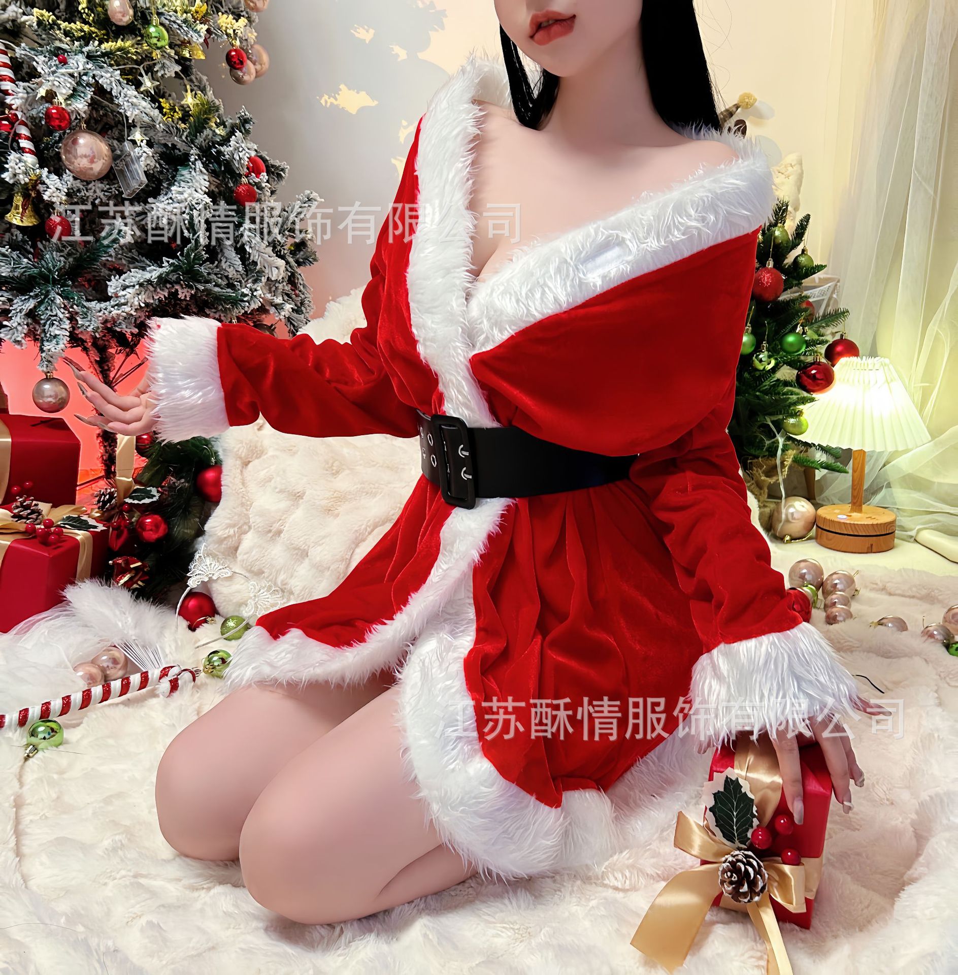 빨간 옷 + 벨트 + 크리스마스 모자