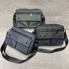 2025新款男士单肩包时尚休闲邮差包防水皮膜横款韩版斜挎包高级感