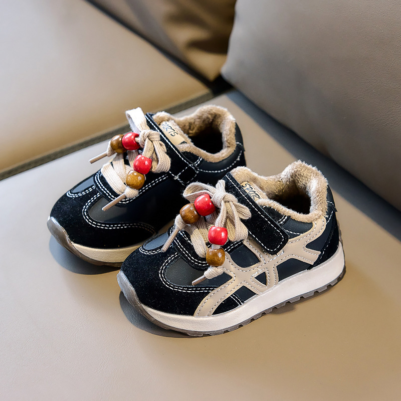 Baskets d'hiver doublées en peluche pour enfants – Bottines unisexes en polaire avec semelle souple en EVA (Noir/Rouge, Pointures 21-30, Antidérapantes et chaudes)_voghion.com