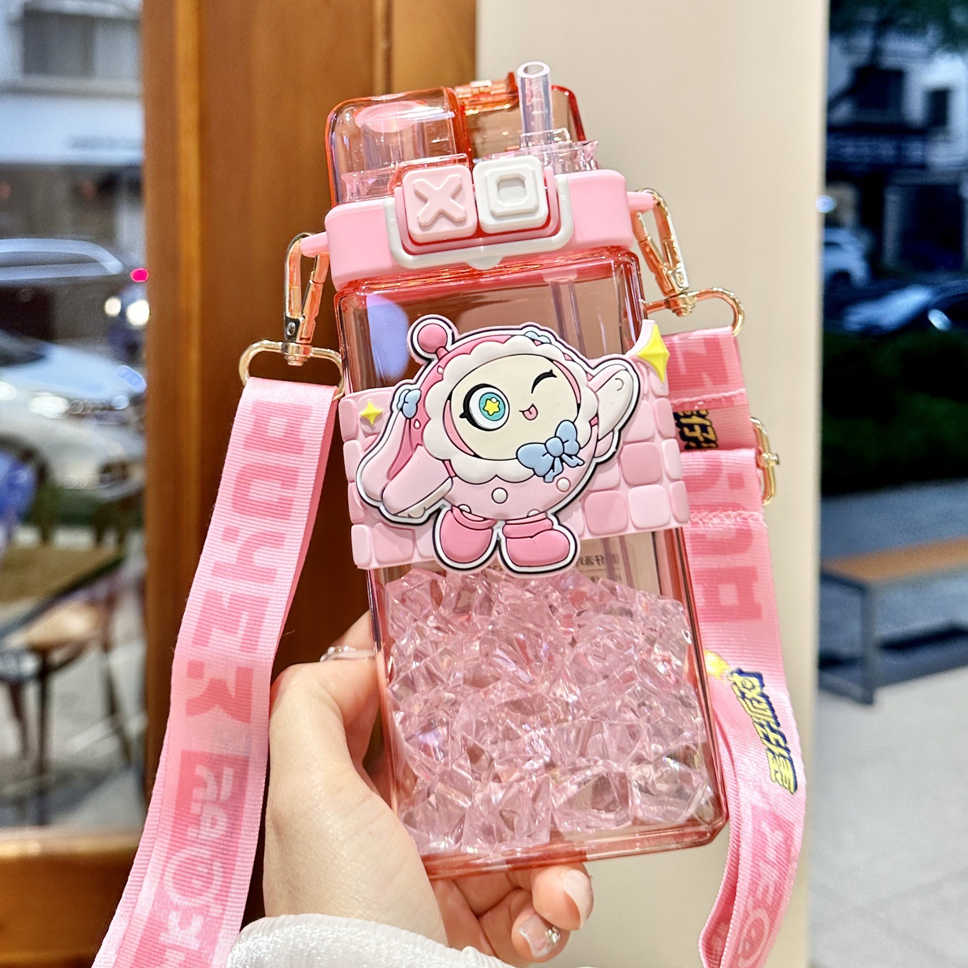 Botella de agua para niños para la escuela, material Tritan portátil, irrompible y resistente a altas temperaturas, diseño de oso de fresa.