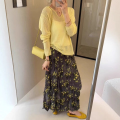 ゆったりとした怠惰な風の薄いタイプの透かし彫りの長袖の頭のvネックのニットの服の25春の新型の純色の百合の上着の女性