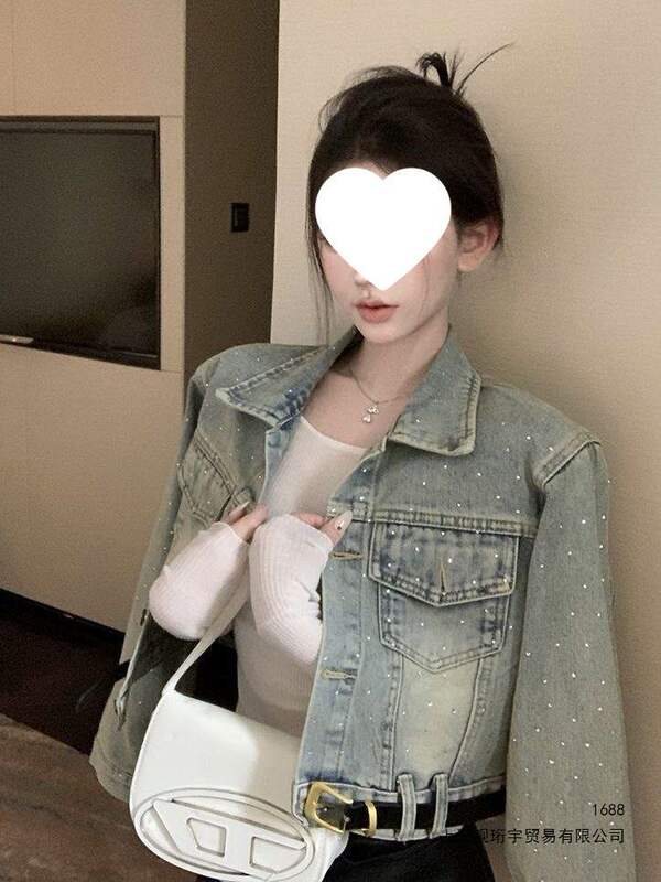 Heavy-duty rhinestone-embellished long-sleeve denim jacket for women, autumn 2026 new model, sweet and cool retro short fashion jacket