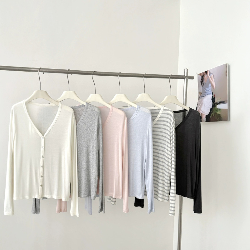 In-Stock Tencel Modal Silk V-Neck Cardigan for Women, Made of Merino Wool, Lightweight Knit Sun-Protective Long-Sleeve Top for Spring and Summer In-Stock Tencel Modal Silk V-Neck Cardigan for Women, Made of Merino Wool, Lightweight Knit Sun-Protective Long-Sleeve Top for Spring and Summer