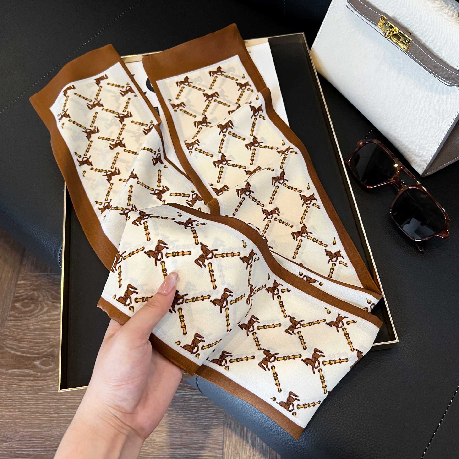 Nueva bufanda de seda pequeña banda larga estrecha para el cabello mujer estilo primavera y otoño moda madre bufanda estilo verano estilo fino serpentina bufanda al por mayor