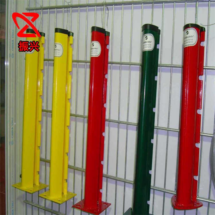 厂家桃形柱镀锌护栏 小区公司三角折弯护栏 政府彩色操场护栏网