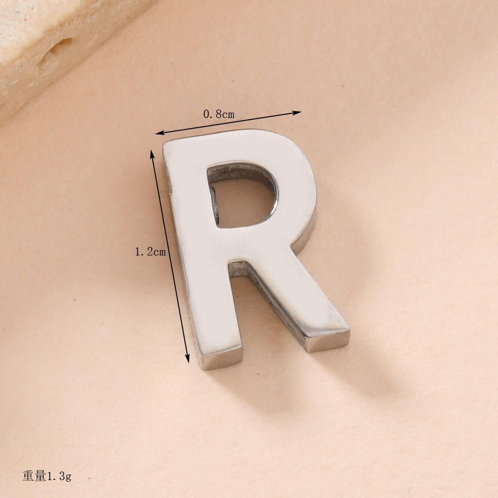 Venta caliente transfronteriza 26 letras inglesas colgantes de agujero recto collar de acero inoxidable colgantes accesorios de letras de bricolaje fabricantes de joyas