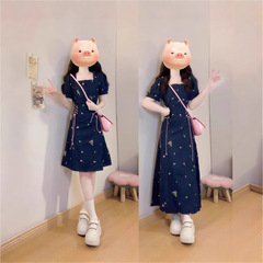 プラスサイズの女性の刺繍半袖デニムドレスファットmm夏の新しいスタイルのストラップウエスト痩身ガールフレンドロングスカート