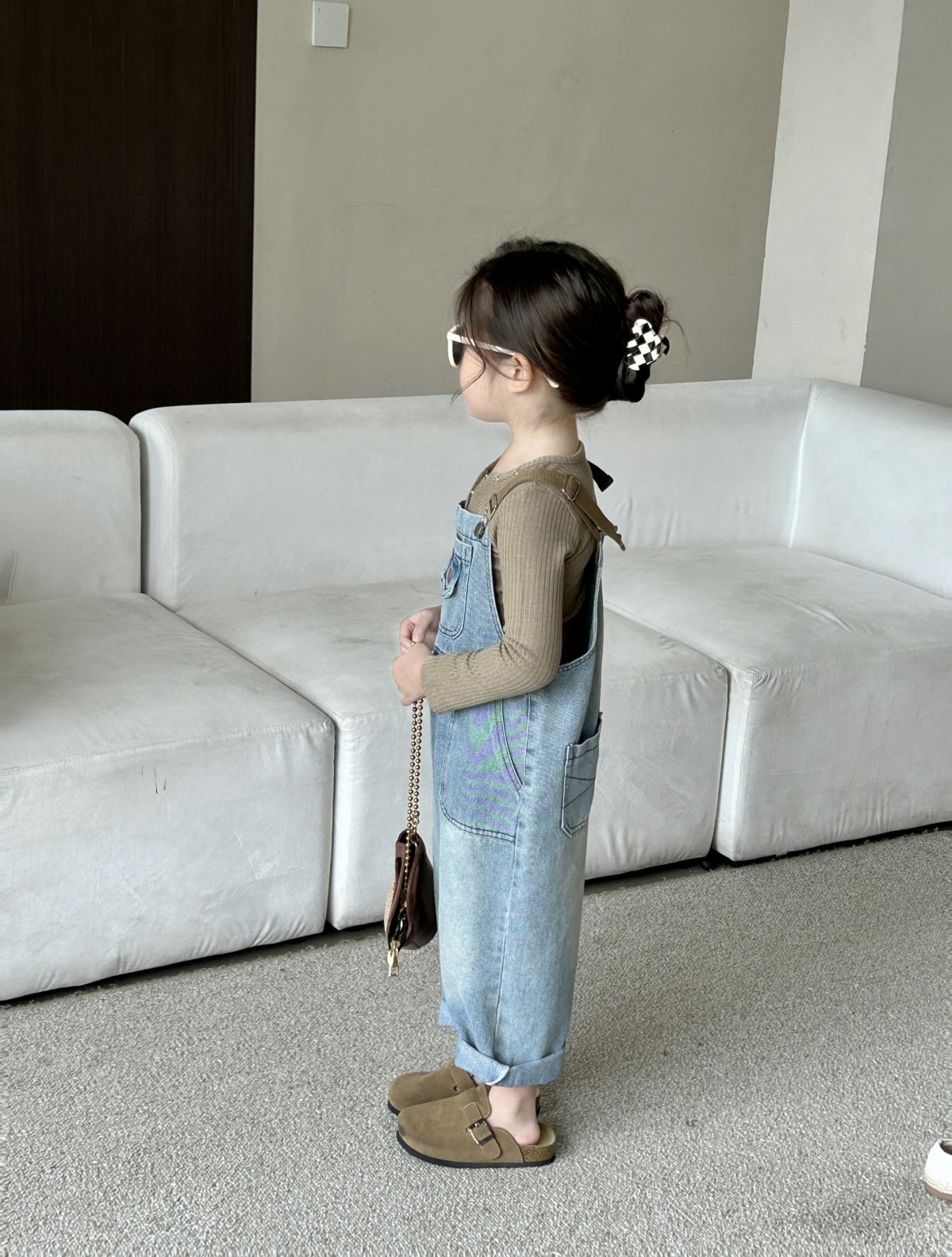 2024春の新しい女の子のズボンの薄い色のジーパンのゆったりしたファッションの女の子の背もたれのズボンの韓国版の子供服のファッション